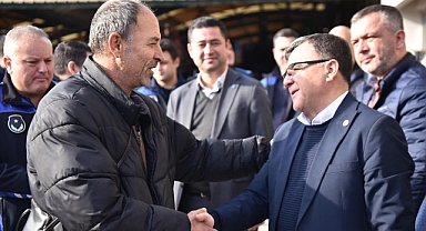 Altıeylül Belediye Başkanı Hakan Şehirli, Salı Pazarı’nda Esnafla Bir Araya Geldi