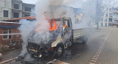 Altınoluk'ta Park Halindeki Araç Alev Aldı