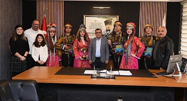 Ayna Halk Oyunları Ekibi, Altıeylül Belediye Başkanı Hakan Şehirli’yi Ziyaret Etti