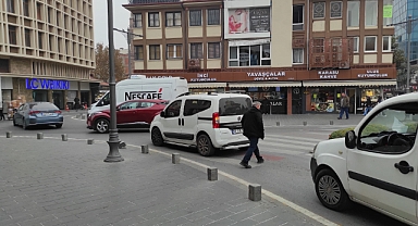 Balıkesir Ali Hikmet Paşa Meydanı'nda Sabah Trafik Yoğunluğu