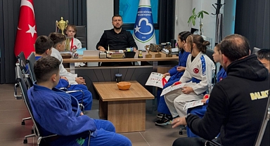 Balıkesir Büyükşehir Belediyespor’un Şampiyon Judocuları, Kulüp Başkanı Burç Özoğuz’u Ziyaret Etti