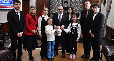 Balıkesir Çocuk Hakları İl Komitesi, 20 Kasım Dünya Çocuk Hakları Günü'nde Vali Ustaoğlu'nu Ziyaret Etti