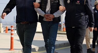 Balıkesir'de Narkotik Operasyonu: Yüzlerce Uyuşturucu Hap ve Silahlar Ele Geçirildi