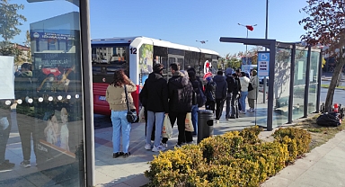 Balıkesir’de Toplu Taşıma da Yoğunluk: Sabah Saatlerinde Duraklarda Uzayan Kuyruklar