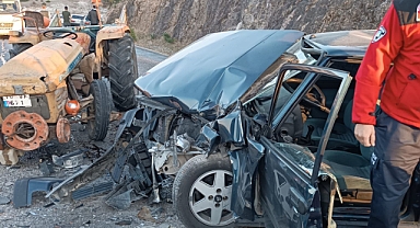 Balıkesir'de Traktör ile Otomobil Çarpıştı: 1 Ölü, 1 Yaralı