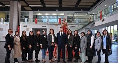 Balıkesir’den “Kadına Şiddete Hayır” Mesajı: 10 Bin Çınar Yaprağından Gelinlik Tasarlandı