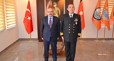 Balıkesir Valisi İsmail Ustaoğlu, İzmir Sahil Güvenlik Ege Deniz Bölge Komutanı Tuğamiral Tayfun Paşaoğlu’nu Ziyaret Etti