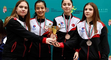 Balıkesirli Sporcular Macaristan’da Tarih Yazdı: Yıldız Kadın Flöre Takımı Bronz Madalya Kazandı