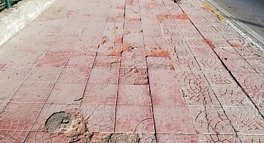 Balıkesirliler, Stadyum Caddesi Kaldırımlarının Yenilenmesini Talep Ediyor!