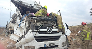 Bandırma’da Tek Taraflı Kaza: Sürücü Araçta Sıkıştı!