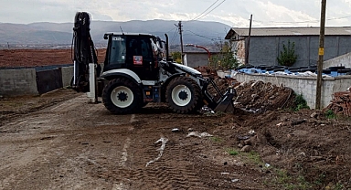 Bigadiç Belediyesi, Çeribaşı Mahallesi’nde Kanal Temizleme Çalışmalarına Başladı