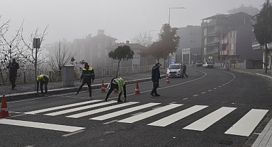 Dursunbey Belediyesi, Yaya ve Araç Güvenliğini Artırmak İçin Yaya Geçidi Çizgilerini Belirgin Hale Getiriyor