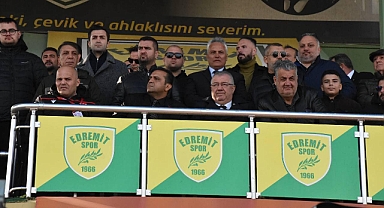 Edremit Belediye Başkanı Mehmet Ertaş, 1966 Edremitspor’un Ezinespor Maçını Tribünlerden İzledi