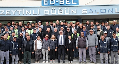 Edremit Belediye Başkanı Mehmet Ertaş, Temizlik Ekibiyle Kahvaltı Yaptı