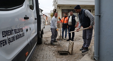 Edremit Belediyesi'nden Yağışlara Karşı Önlem: Mazgallar ve Menfezler Temizleniyor
