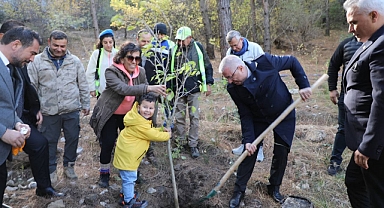 Edremit’te Ata'ya Minnet İçin Fidanlar Toprakla Buluştu