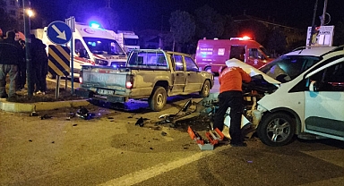 Havran'da Gece Yarısı Feci Kaza: 2 Araç Birbirine Girdi