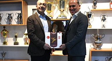 İYİ Parti Altıeylül İlçe Başkanı Şeref Tekbaş ve Yönetim Kurulu Üyeleri Balıkesirspor'u Ziyaret Etti