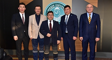 Kazakistan Cumhuriyeti İstanbul Başkonsolosu Nuriddin Amankul, Balıkesir Üniversitesi’ni Ziyaret Etti