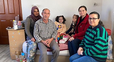 Sındırgı Belediye Başkanı'nın Eşi Gonca Sak ve Kadın Kolları Başkanı Yüreğil Mahallesi’nde Vatandaşlarla Buluştu