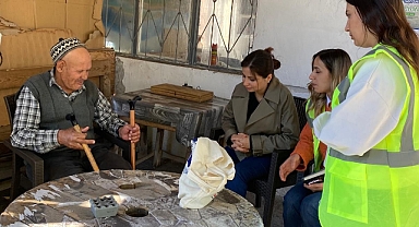 Sındırgı Belediye Başkanı Serkan Sak ve Eşi Gonca Sak, Mahalle Ziyaretlerine Devam Ediyor