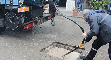 Susurluk Belediyesi, Yağışlara Karşı Önlemleri Artırıyor: Mazgal Temizliği ve Çamur Temizliği Devam Ediyor