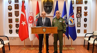 Vali İsmail Ustaoğlu’ndan Bandırma 6. Ana Jet Üs Komutanlığı’na Ziyaret