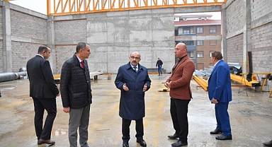 Vali Ustaoğlu, Ayvalık’ta Zeynep Perkit Okul İnşaatını İnceledi
