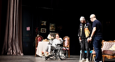 Altıeylül Belediyesi’nden Sanata Destek: “Dokuz Canlı” Tiyatro Oyununa Katılım