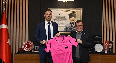 Altıeylül Belediyesi’nin Gururu: Oğuzhan Çakır FIFA Kokartlı Hakem Oldu