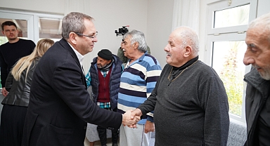 Ayvalık Belediye Başkanı Mesut Ergin, Erken Doğmuşlar Konukevi’nde Yeni Yıl Coşkusunu Paylaştı