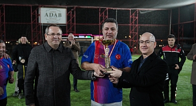 Ayvalık Belediyesi'nden Örnek Davranış: Şampiyonluk Ödülü Öğrencilere Bağışlandı