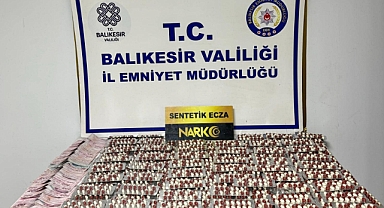 Ayvalık’ta Uyuşturucu Operasyonu: 1.940 Sentetik Ecza Hap ve Suç Geliri Ele Geçirildi
