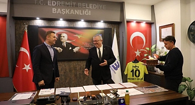 Balıkesir Büyükşehir Belediye Başkanı Ahmet Akın’dan Edremit Belediyesi’ne Ziyaret ve Doğum Günü Sürprizi