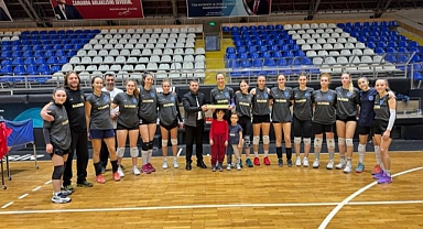 Balıkesir Büyükşehir Belediyespor Kulübü Başkanı Burç Özoğuz’dan Kadın Voleybol Takımına Moral Ziyareti