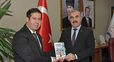 Balıkesir’de Eğitim ve Edebiyat Buluştu: Öğretmen Zekeriya Guter’den İl Milli Eğitim Müdürü Murat Demir’e Anlamlı Armağan