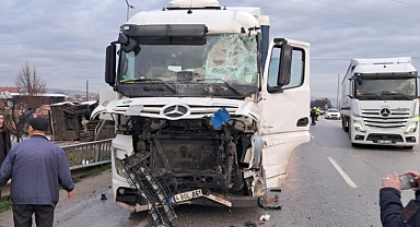 Balıkesir’de Korkutan Kaza: Okul Servisi ile Tır Çarpıştı, 8 Öğrencinin Durumu Ağır