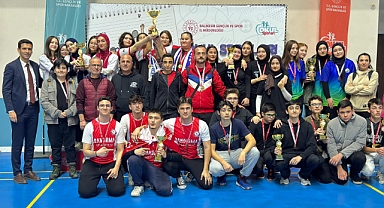 Balıkesir'de Okul Sporları Heyecanı Sona Erdi: Voleybol ve Dart İl Birincileri Ödüllerini Aldı