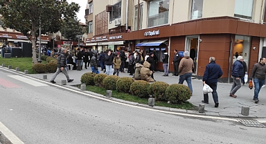 Balıkesir’de Yılbaşı Yoğunluğu: Banka Önlerinde Uzun Kuyruklar Oluştu