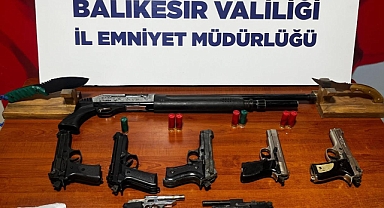 Balıkesir Emniyetinden Başarılı Operasyon: Çok Sayıda Silah ve Aranan Şahıs Ele Geçirildi