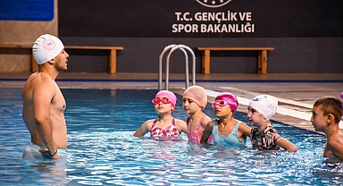 Balıkesir Gençlik ve Spor İl Müdürü Adem Özalp, Yüzme Bilmeyen Kalmasın Projesi Kapsamında Öğrencilerle Bir Araya Geldi