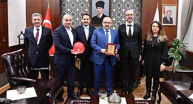 Balıkesir İş Sağlığı ve Güvenliği Derneği Başkanı Ragıp Can Öknar ve Yönetim Kurulu Üyelerinden Vali İsmail Ustaoğlu'na Ziyaret