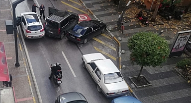 Balıkesir Kızılay Caddesi’nde Maddi Hasarlı Trafik Kazası: Trafik Kısa Süreli Olarak Tıkandı
