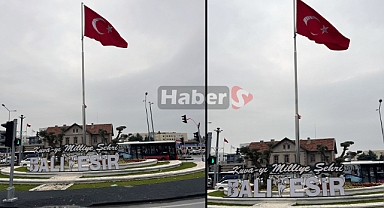 Balıkesir Tren Garı Önündeki Bayrak, Cumhuriyet Meydanı’na Büyüleyici Bir Manzara Katıyor!