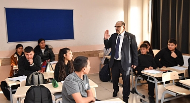 Balıkesir Valisi İsmail Ustaoğlu, Altıeylül Cumhuriyet Ortaokulu’nu Ziyaret Etti