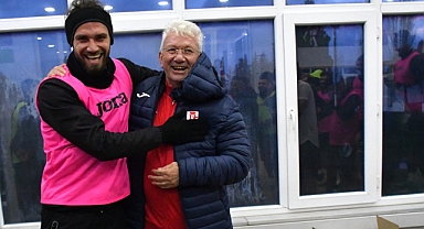 Balıkesirspor’dan Teknik Direktör İsmail Ertekin’e Sürpriz Doğum Günü Kutlaması