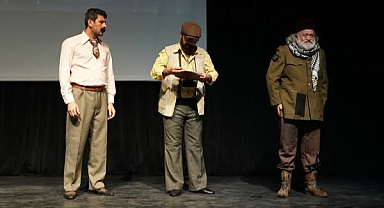 Bandırma Onyedi Eylül Üniversitesi’nde “Aşk Derinlerde Onbaşı” Tiyatro Gösterimi Büyük İlgi Gördü