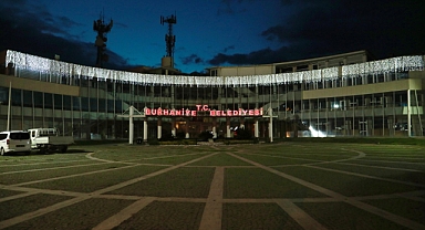 Burhaniye Belediyesi’nden Yeni Yıla Renkli Hazırlık: İlçe Meydanları ve Caddeleri Işıl Işıl