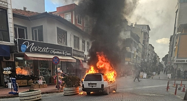 Burhaniye Cumhuriyet Meydanı’nda Park Halindeki Araç Alev Alev Yandı