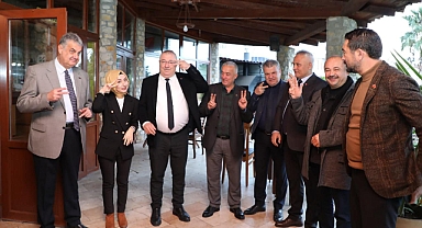 Edremit Belediye Başkanı Mehmet Ertaş, 3 Aralık Dünya Engelliler Günü’nde İşitme Engelliler Derneği Üyeleriyle Kahvaltıda Buluştu